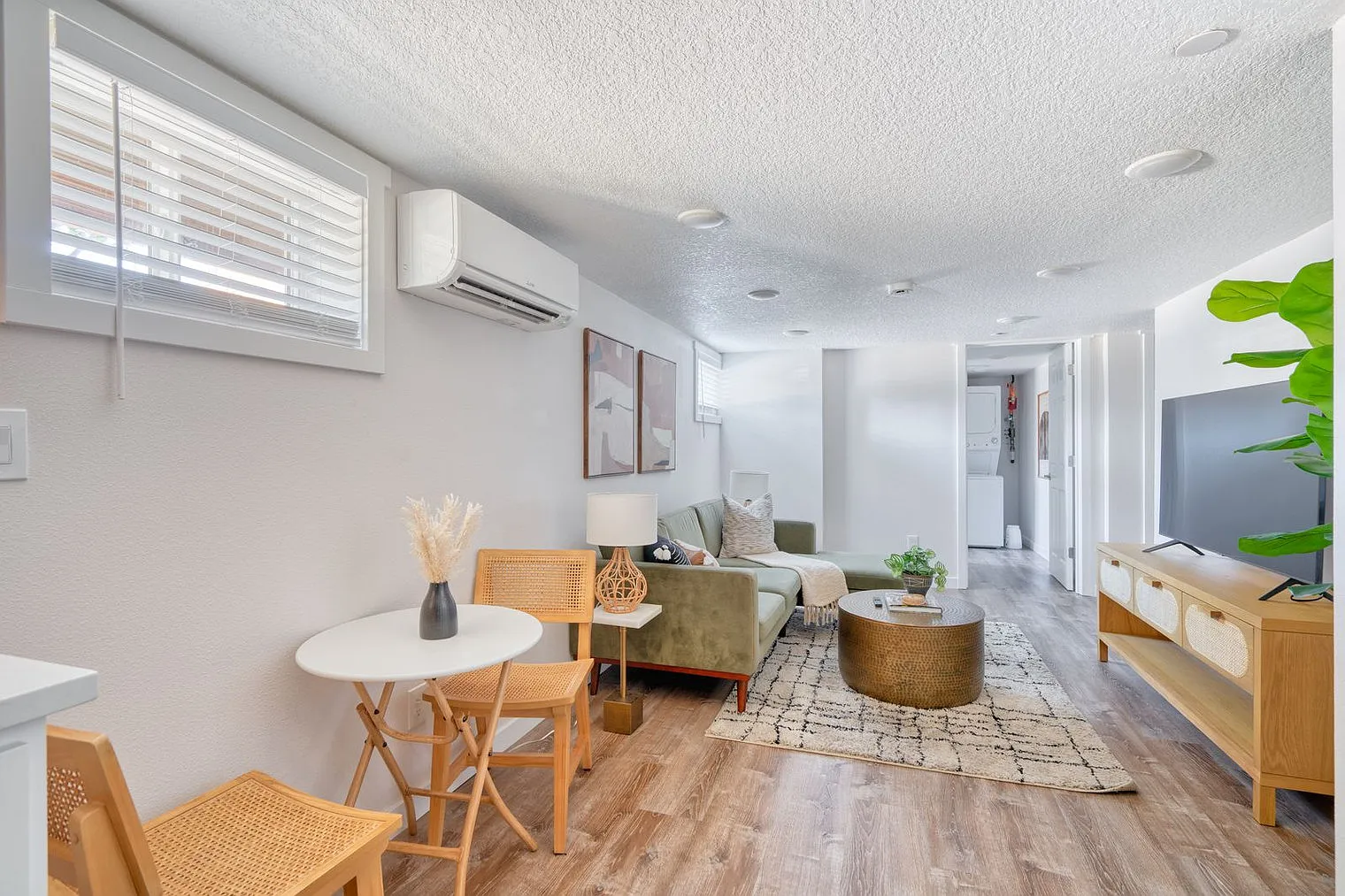 2 bed, 1.0 bath, 2411 sqft, $2,771 — Photo 3