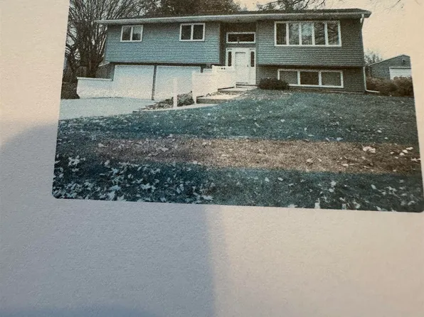 205 Celeste St, Hudson, IA 50643