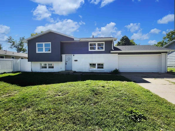 811 E 36th St, Kearney, NE 68847