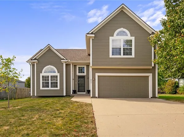 624 Stone Creek Dr, Gardner, KS 66030