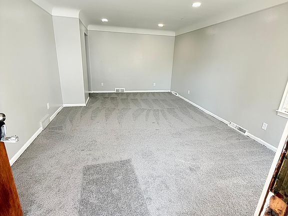 5th image of 17633 Henry St