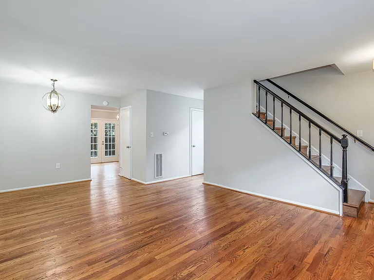 2526 S Arlington Mill Dr — Photo 2