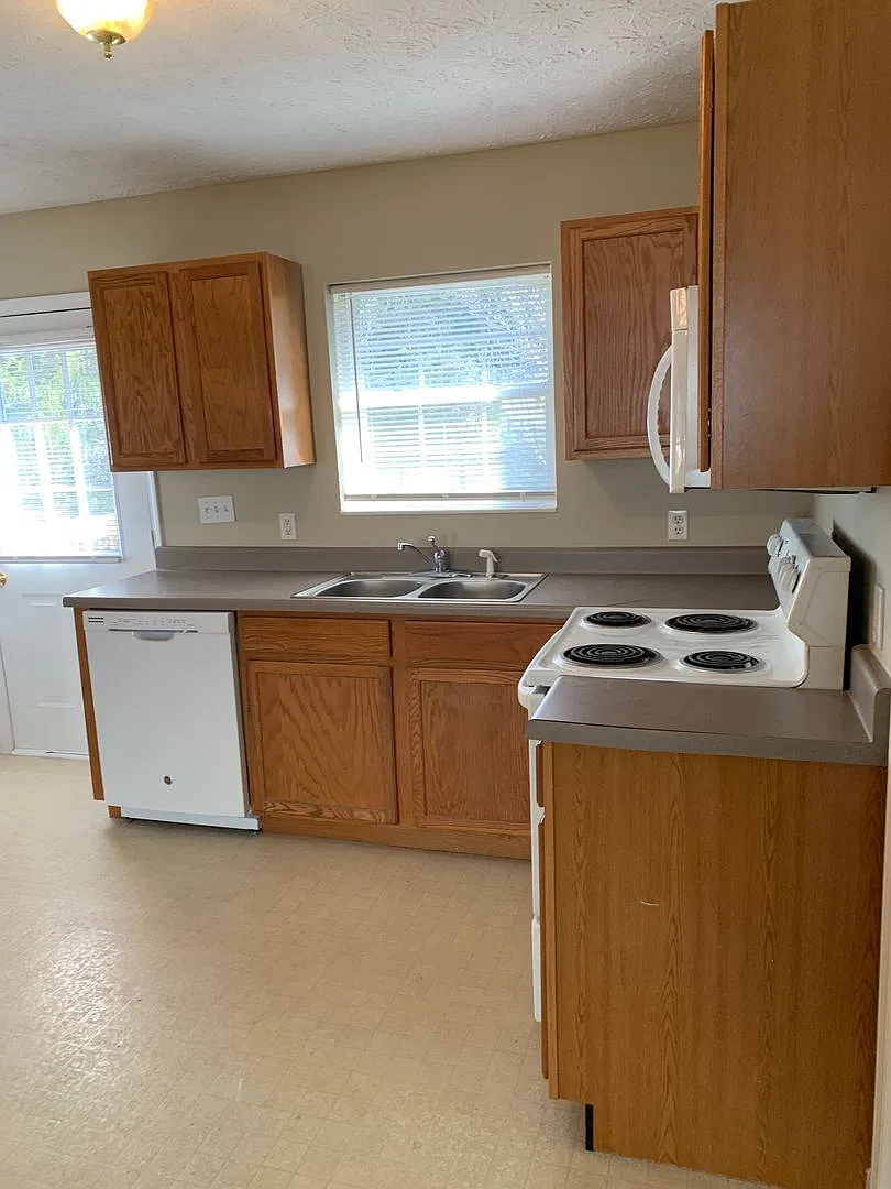 Handyman Special 3BR 2BA with Garage — Photo 2