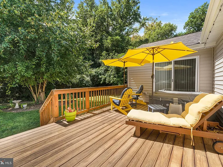 305 Cedar Ln — Photo 25