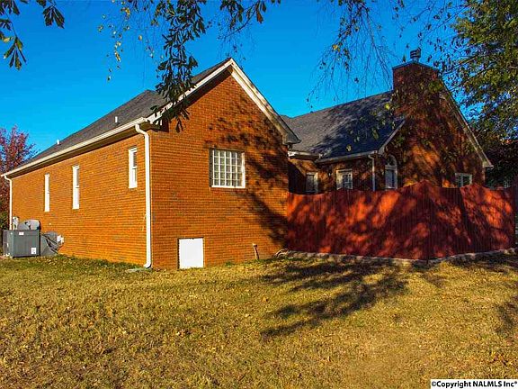5th image of 104 Redcliffe Dr