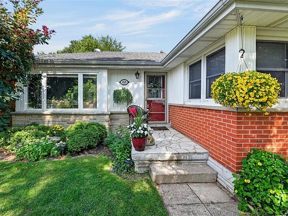 4th image of 465 Springbank Cres