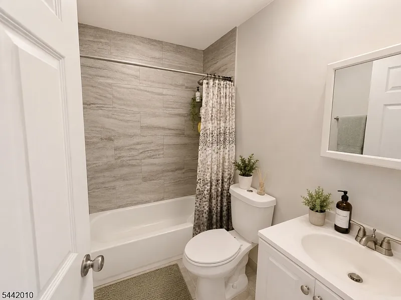 3 bed, 1.0 bath, $2,500 — Photo 4