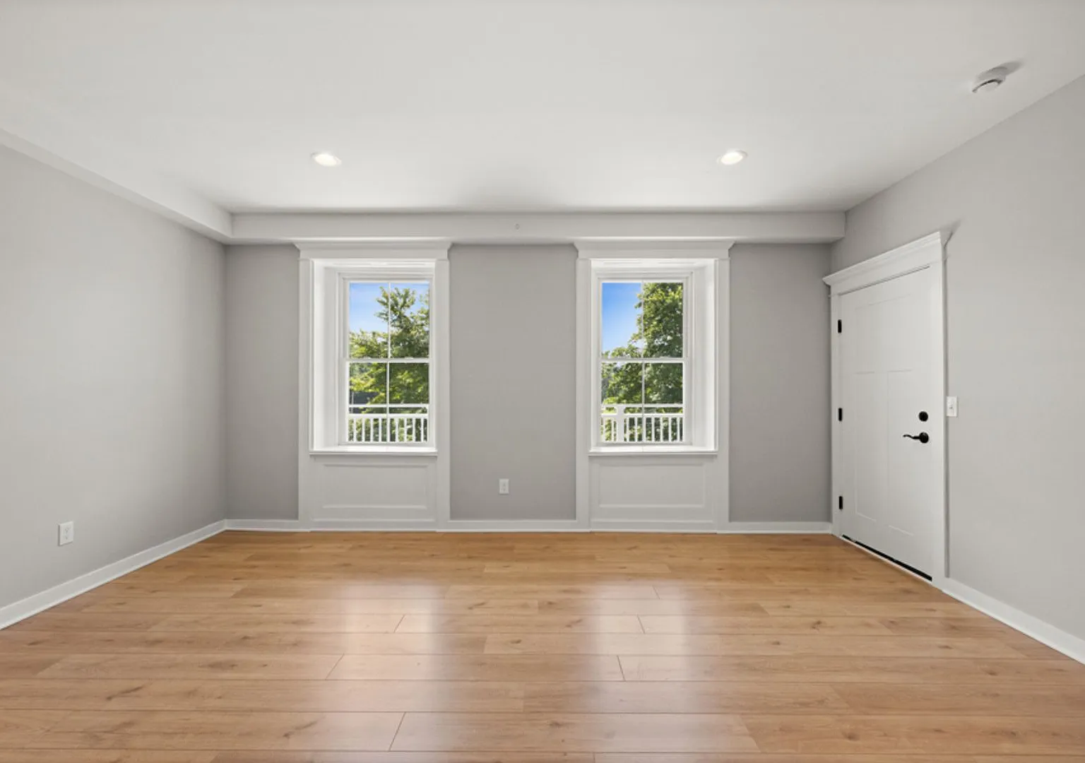 Gorgeous 2 Bedroom with Private Solarium and porch. Stunning River views! — Photo 3