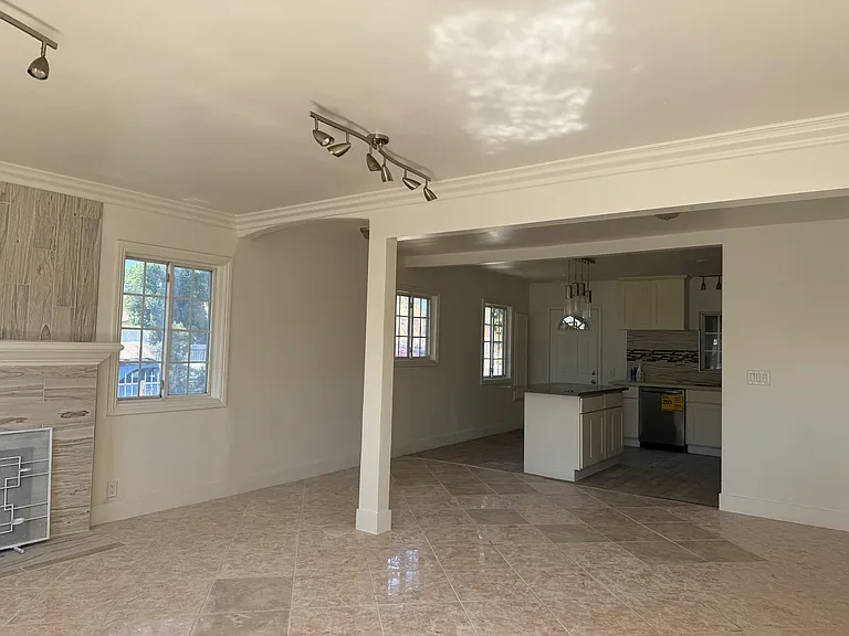 2101 S Sycamore St — Photo 14