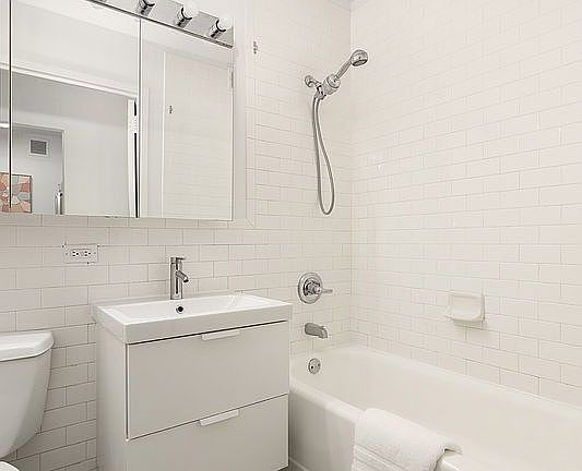 5th image of 99 John St APT 902
