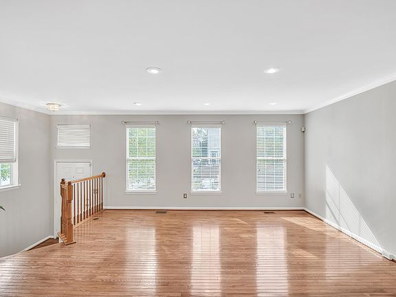 5th image of 4765 Thornbury Dr