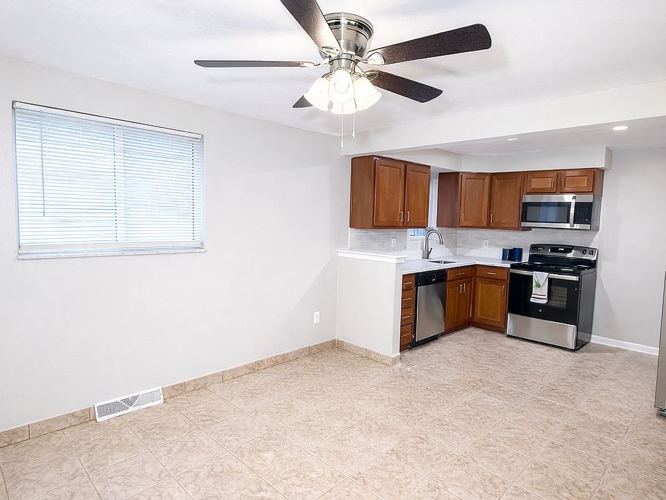 Kitchen + Dining Room 2/3BR