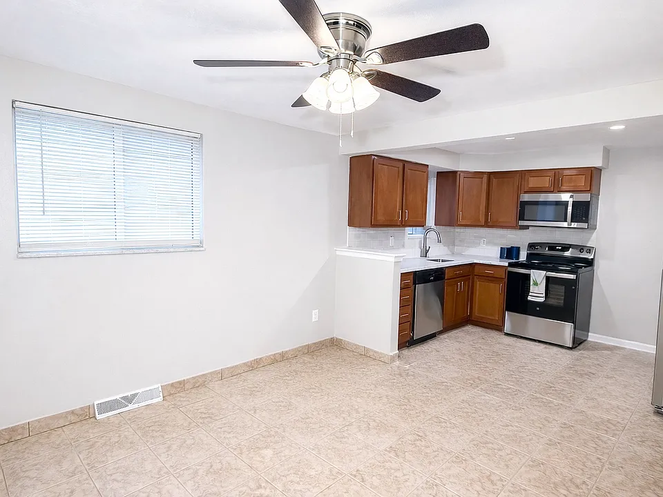 Kitchen + Dining Room 2/3BR