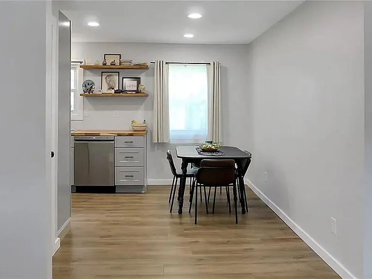 726 W Broadway St — Photo 6