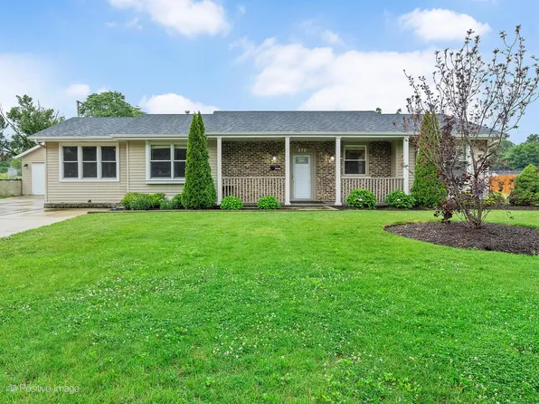 270 Arrowhead Trl, Carol Stream, IL 60188