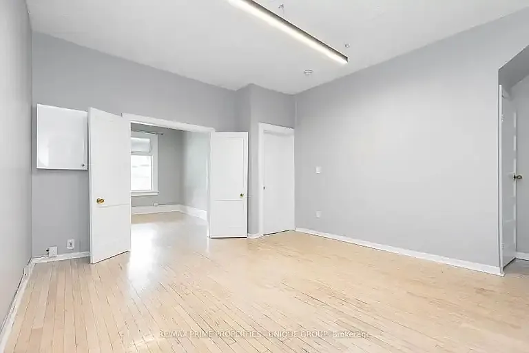 1316 Queen St E #1A photo 1