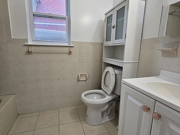 3rd image of 129 William St APT 1