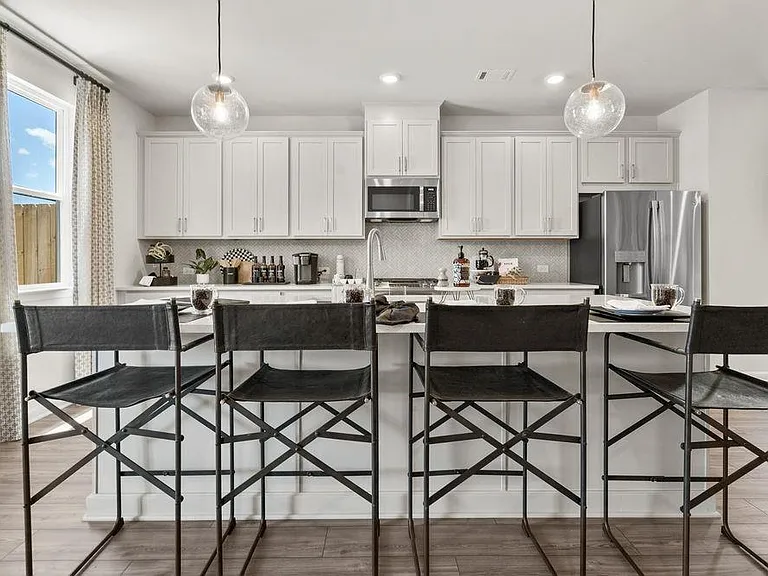 100 Holt Ln — Photo 4
