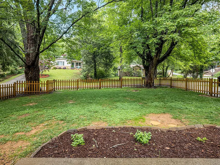 440 Royal Pines Dr — Photo 3