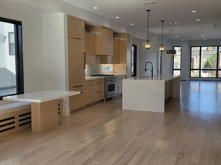 1047B Anderson Ave — Photo 4