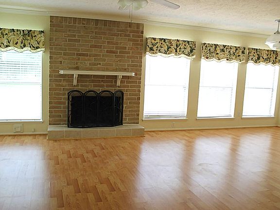 2nd image of 2910 Colony Dr