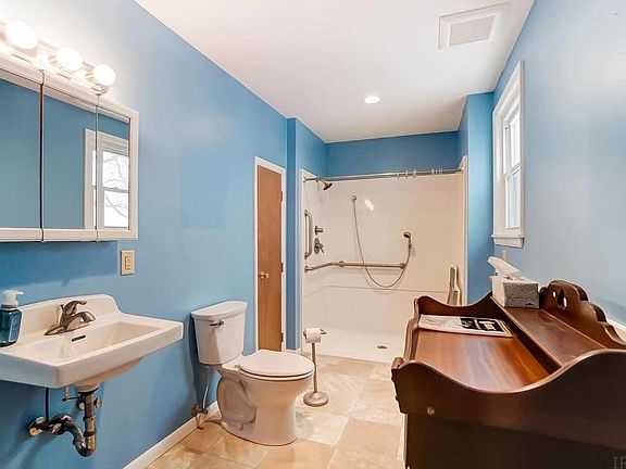 Bathroom #2 (handicap accessible)