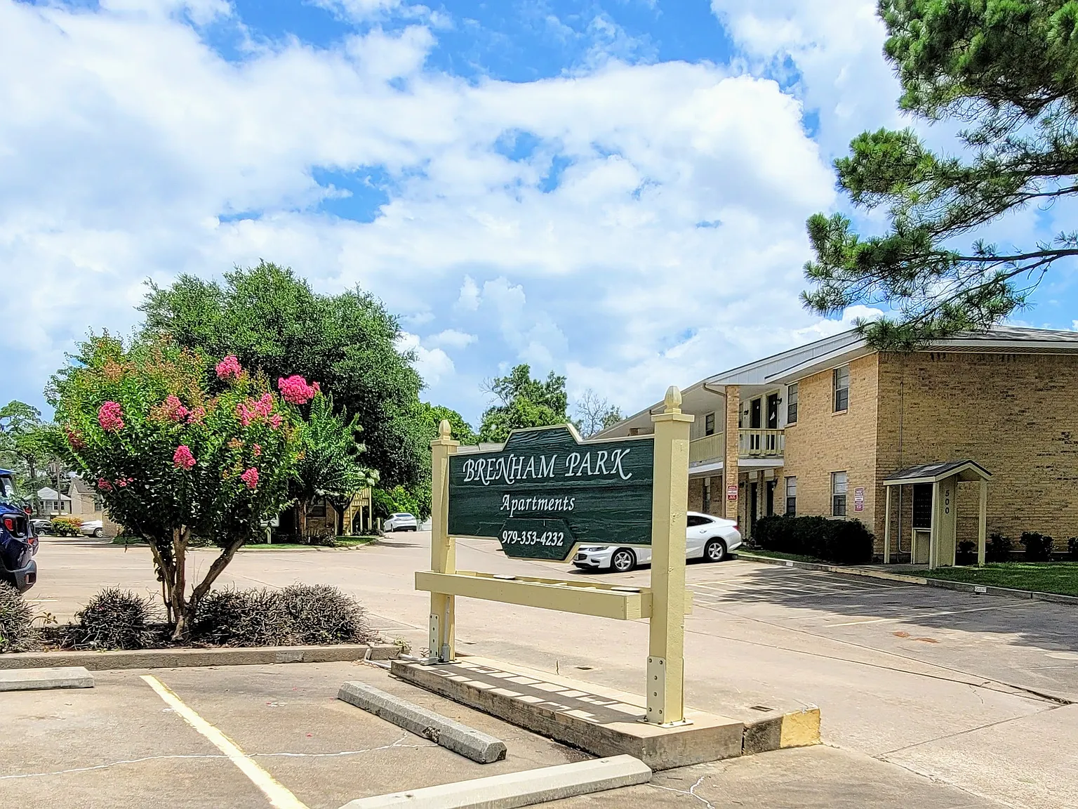Brenham Park Apartments — Photo 2
