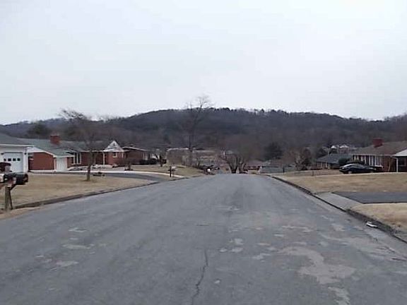 3rd image of 454 Cameron Dr