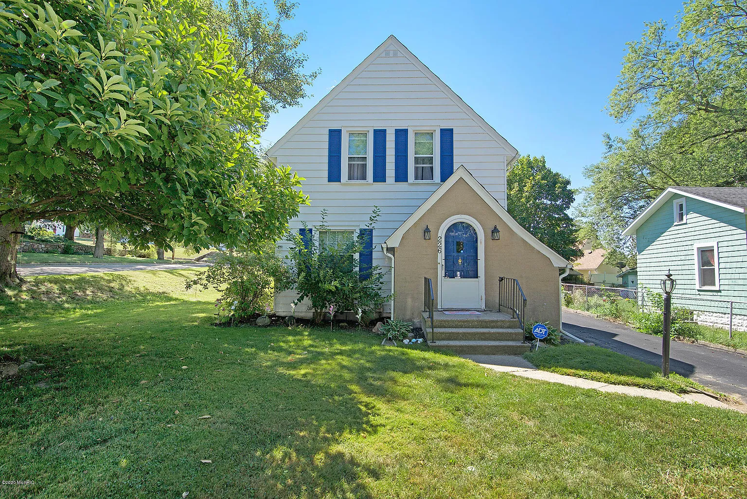 226 E Oak Grove Ave photo 1