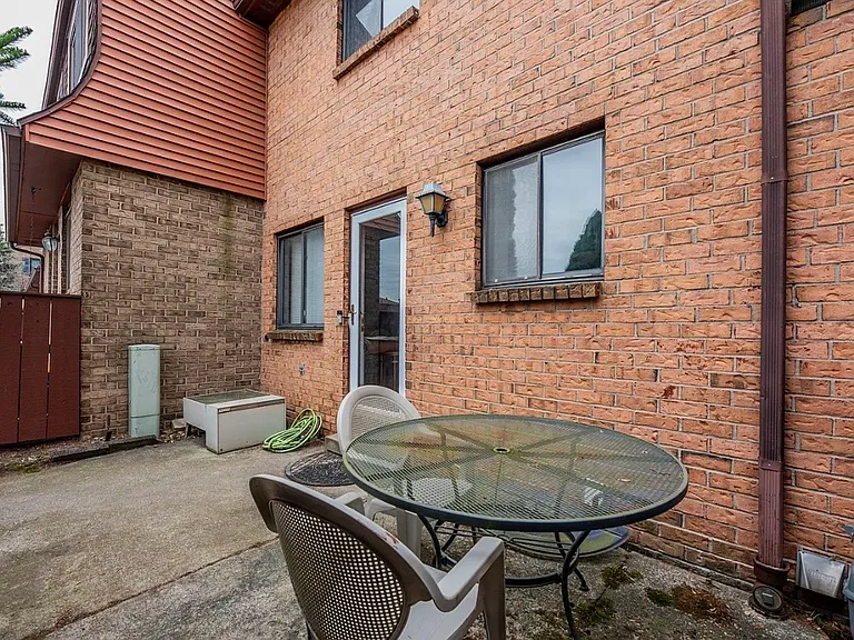 16 Surrey Hill Way — Photo 14