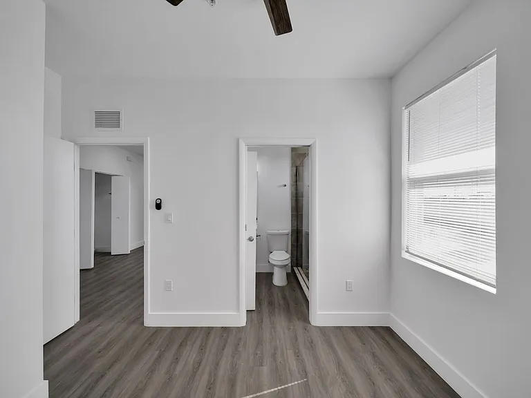 275 SW 4th St #220 — Photo 41
