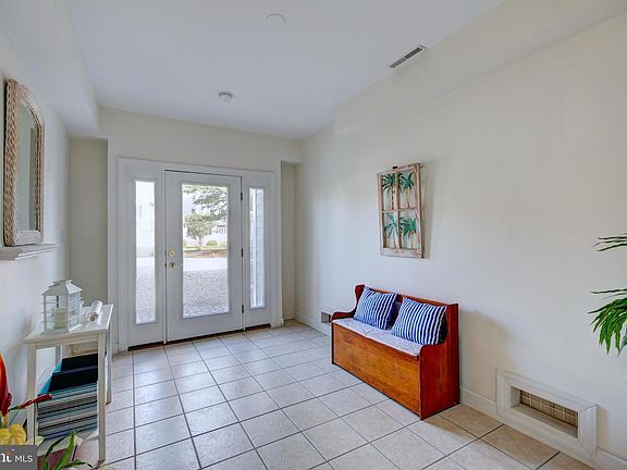 4th image of 408 Canal Way E