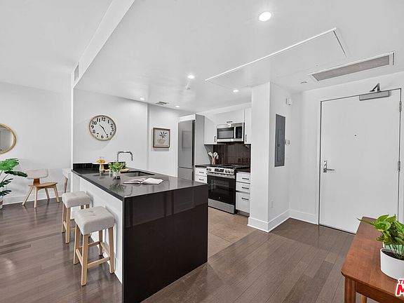 2nd image of 1700 Sawtelle Blvd #Penthouse 8