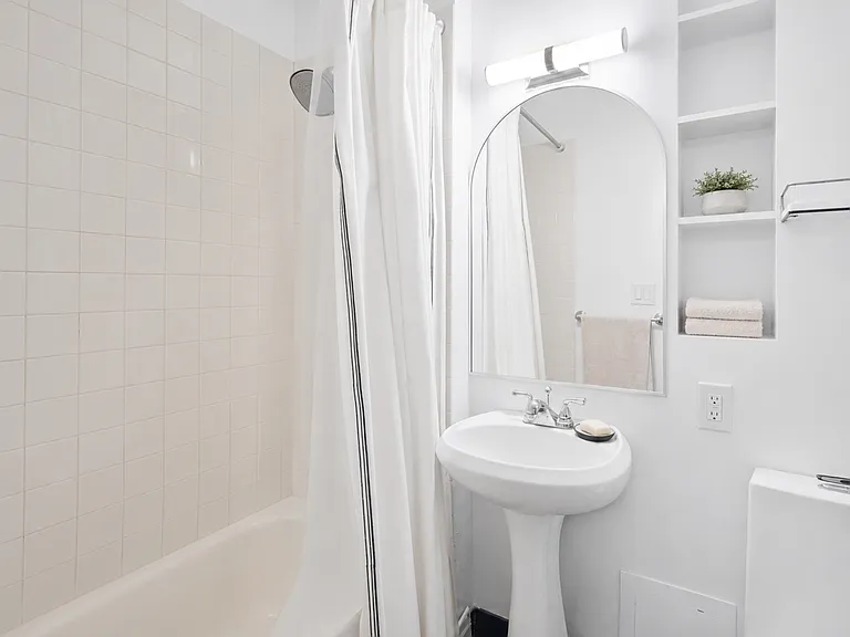 305 W 20th St #1A — Photo 17
