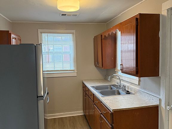 5th image of 215 N Maury St