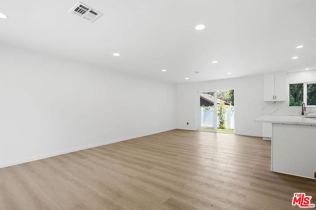 3 bed, 2.0 bath, 1200 sqft, $5,500 — Photo 2