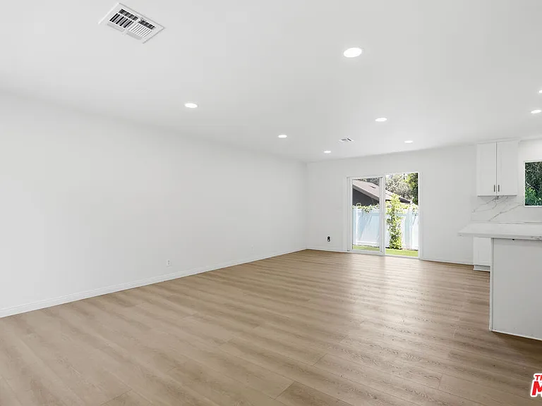 1832 N Summit Ave — Photo 8