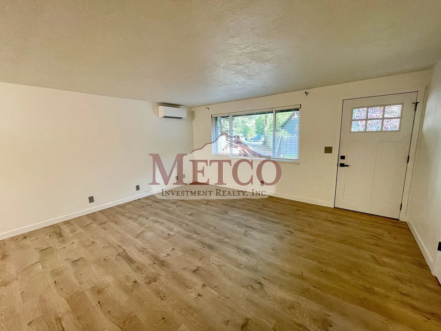 Beautiful 3 Bedroom House in Eugene w/ Attached Garage and Large Yard! — Photo 4