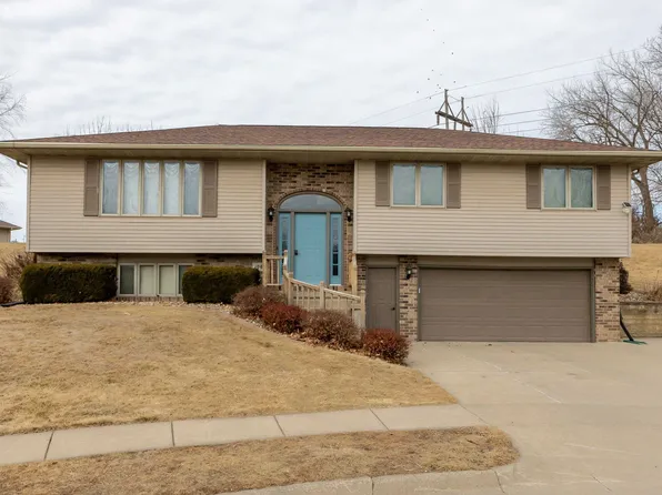 1065 Hawkeye Dr, Dubuque, IA 52001