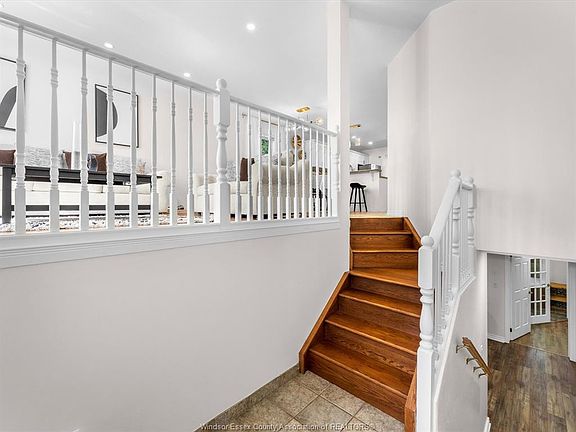 3rd image of 791 Helena Cres