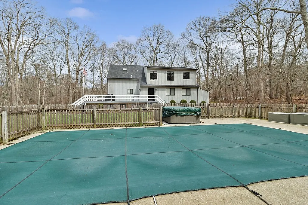 Lots of Space in Southampton Just North of the Highway — Photo 3
