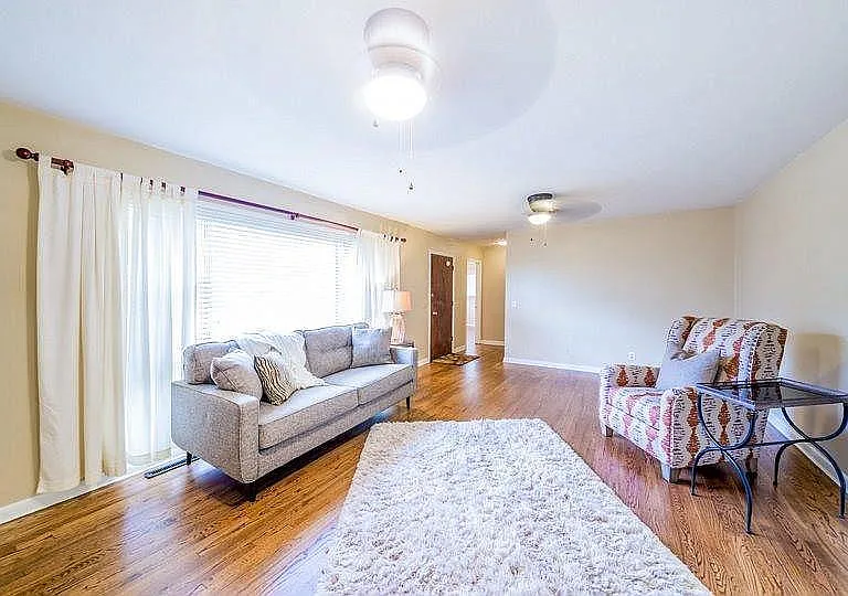 2211 W Sherwood Ave — Photo 4