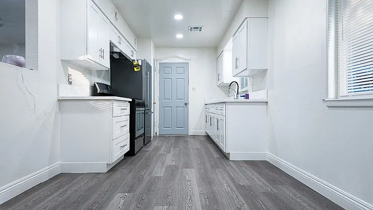 1818 S Whitney Ave — Photo 3