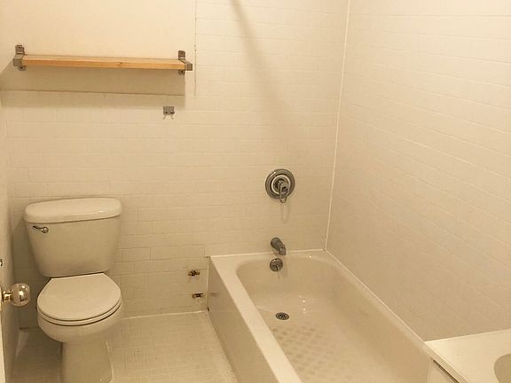 3rd image of 178 Kingsland Ave #1D