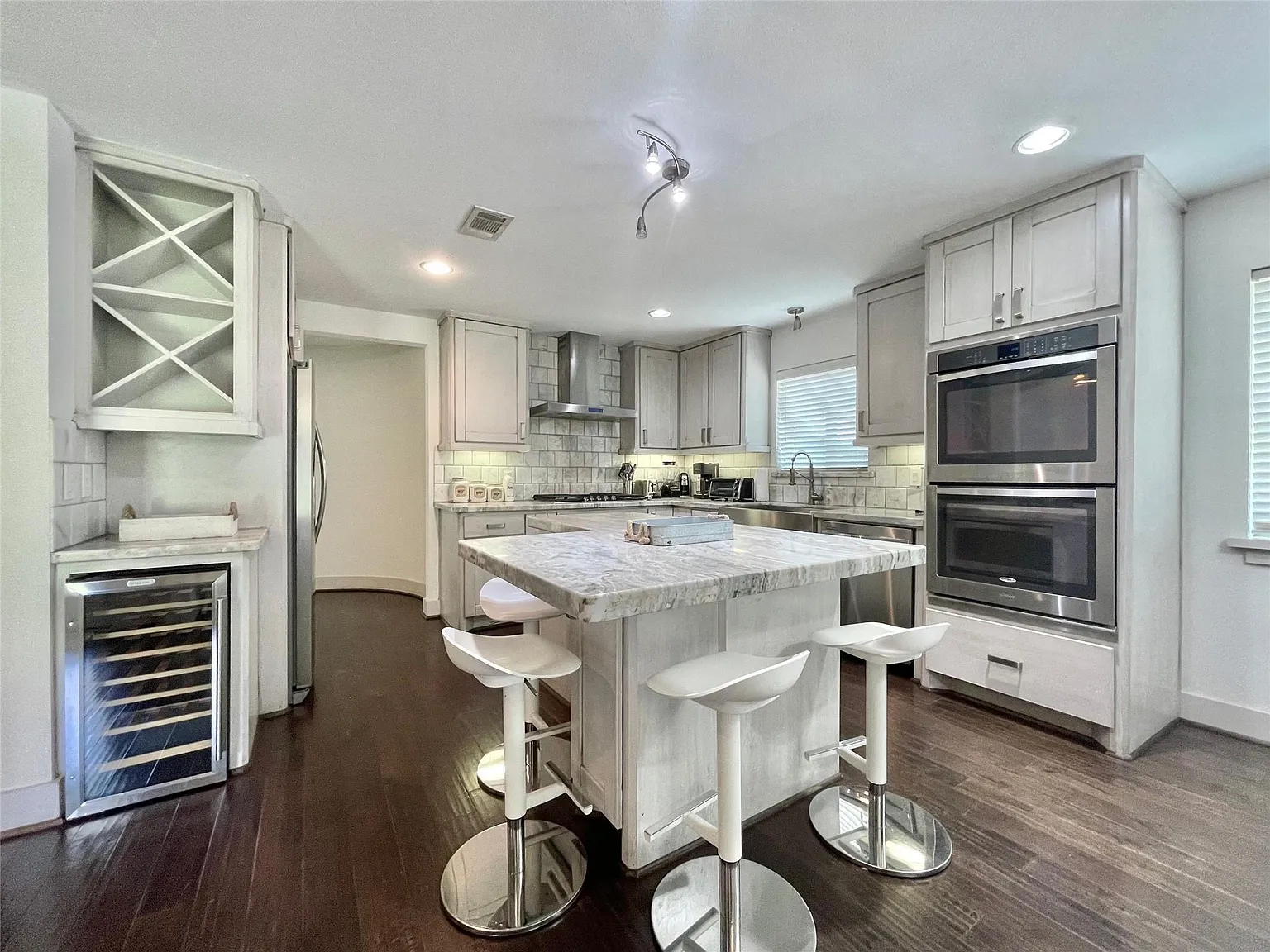 4 bed, 3.5 bath, 2412 sqft, $4,295 — Photo 3