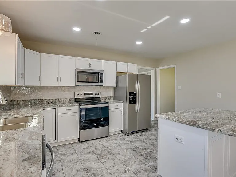1202 Oakdale Rd — Photo 8