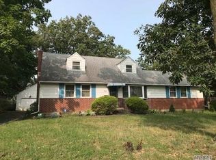 4 Crocus Ln, Commack, NY 11725