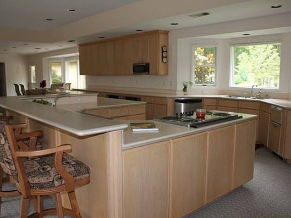 Kitchen with large Island