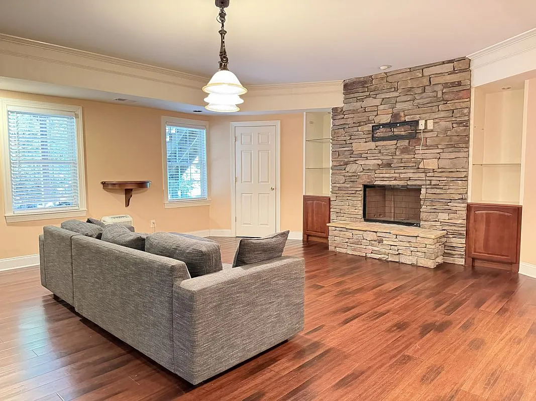 2 bed, 1.0 bath, 1300 sqft, $1,650 — Photo 2