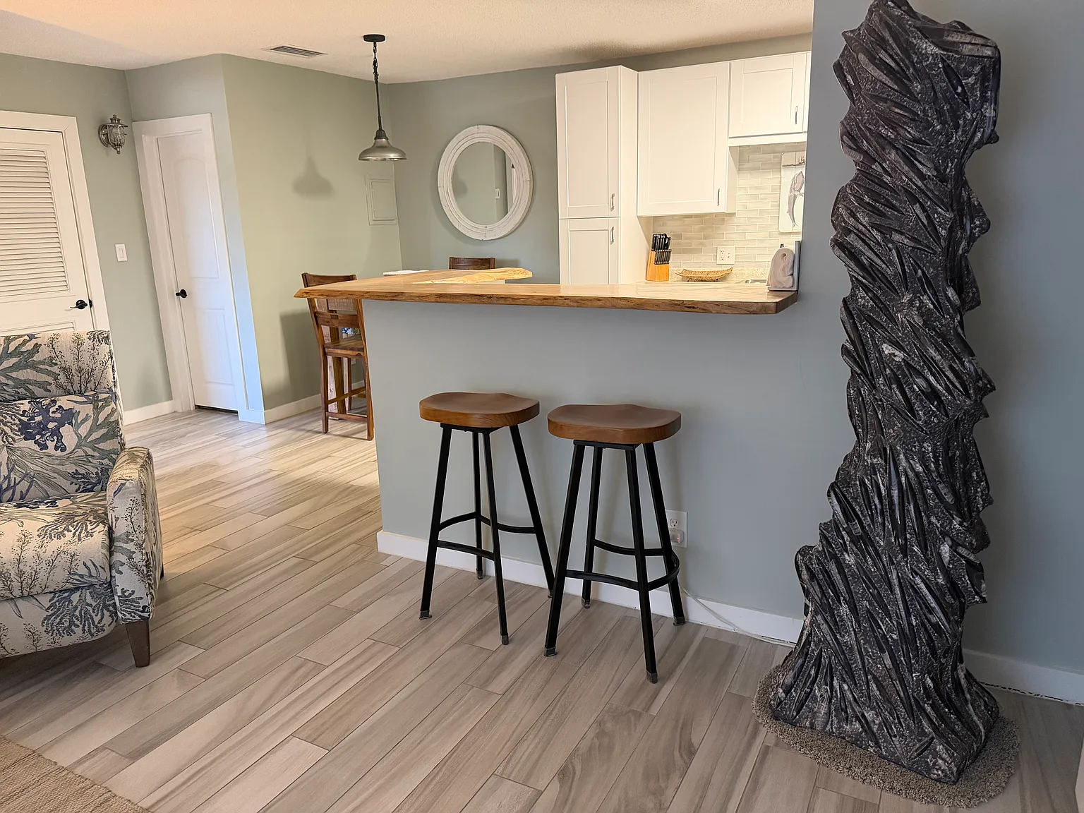 2100 W Beach Dr — Photo 4